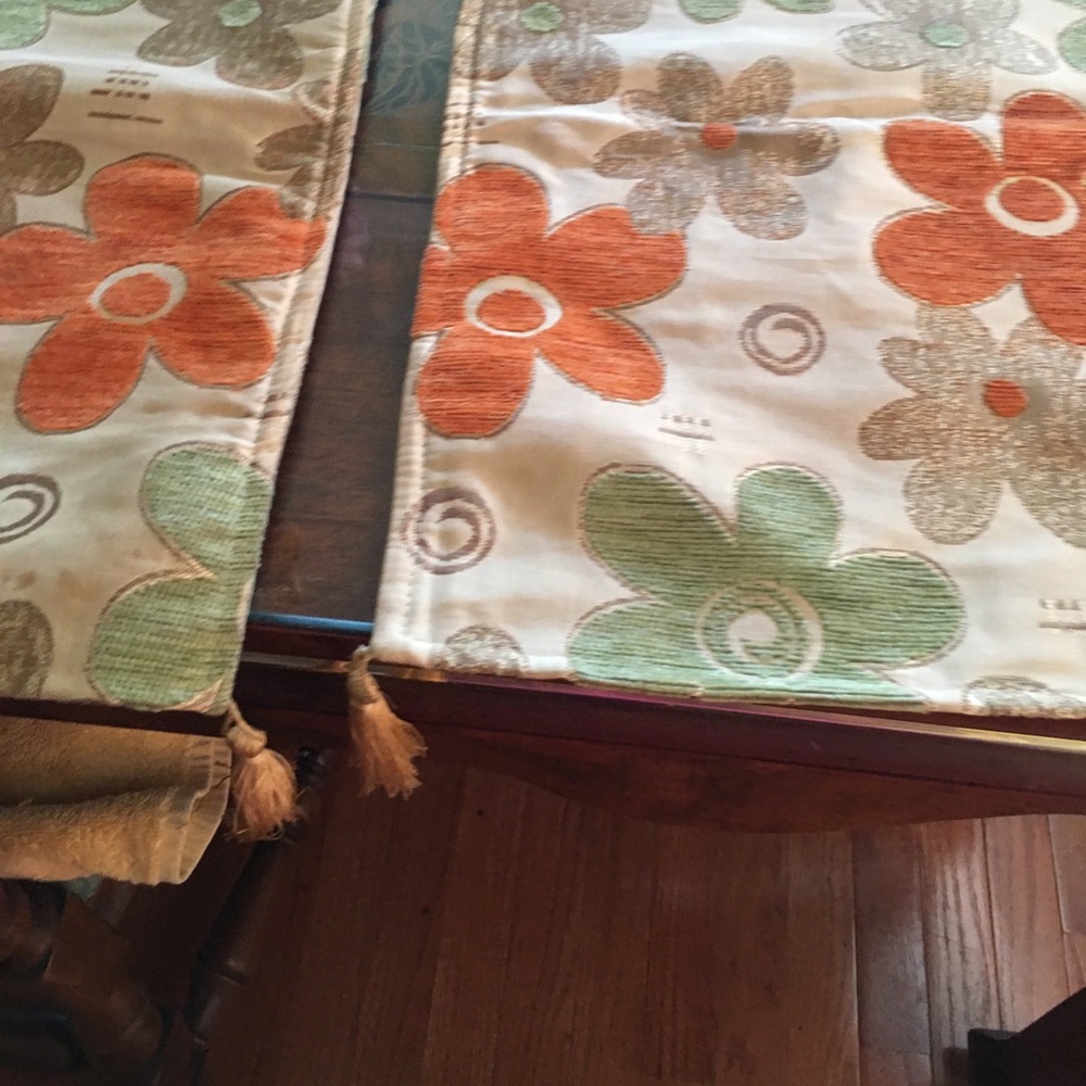 Floral pillow cases.
